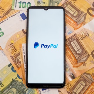 "Ihr Konto ist kompromittiert und gerade mit 690,90 € belastet worden, drücken Sie sofort die 1 auf Ihrem Telefon". Auf solche Schockanrufe und SMS sollte man keinesfalls reagieren! Sie stammen von Betrügern, die nur an die Kontodaten und Passwörter kommen wollen und dann das Konto leerräumen. Einfach wieder auflegen - egal, ob es eine automatische Ansage ist oder ein Mensch am anderen Ende der Leitung.