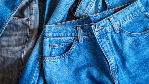 verschiedene Jeans liegen übereinander