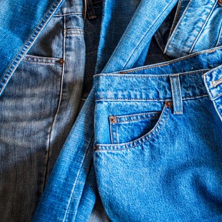 verschiedene Jeans liegen übereinander