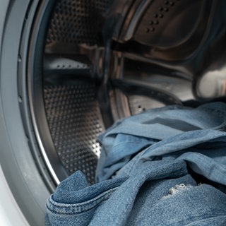 Jeans in der Waschmaschine