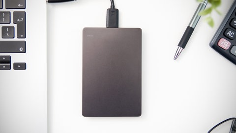 Festplatte hängt am Laptop