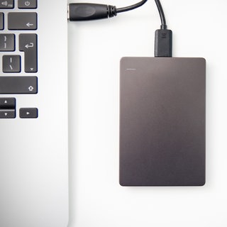 Festplatte hängt am Laptop