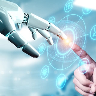 Roboterhand und menschliche Hand 