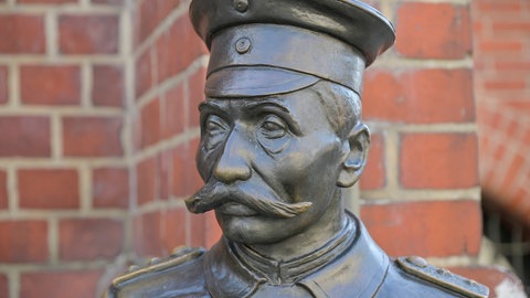 Kopf der Statue vom Hauptmann von Köpenick in Berlin