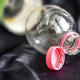 Eine Plastikflasche in Nahaufnahme