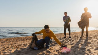 Ein freiwilliges Aktivistenteam sammelt Müll zur Reinigung des Strandes