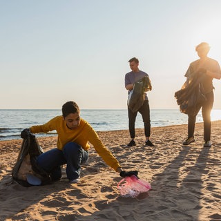Ein freiwilliges Aktivistenteam sammelt Müll zur Reinigung des Strandes