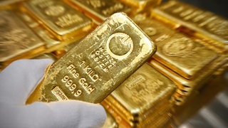 Gold als Anlageform? Der Preis für einen Goldbarren variiert. Aktuell wird 1g Gold für über 120 Euro verkauft, 100g für mehr als 11.000 Euro.