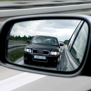 Ein Drängler auf der Autobahn (Symbolbild) | Wie ihr euch bei Dränglern verhalten könnt und wann ihr sie anzeigen solltet