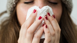Aktuell sind viele Menschen erkältet - das kann auch Urlaubspläne durchkreuzen.