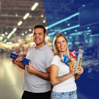 "Die Wahrheit über Eigenmarken" - zu sehen sind ein Mann und eine Frau, die Nudeln verschiedener Hersteller in der Hand halten 