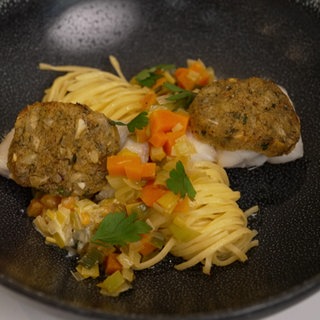 Kabeljau mit Kastanienkruste, cremigem Gemüse und Nudeln.