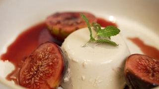 Dessert Kastanien Panna Cotta an Feigen in Portweinsoße