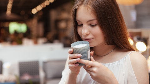 Frau riecht an Kerze