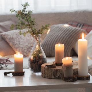 Kerzen stehen auf dem Couchtisch