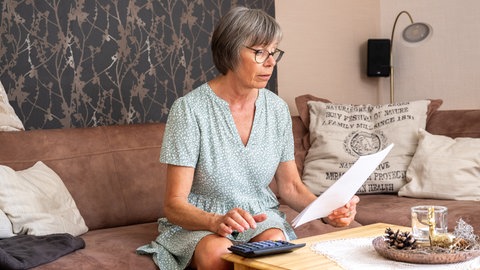Privatsphähre beim Nachlass: Frau liest ein Dokument, das sie in der Hand hält