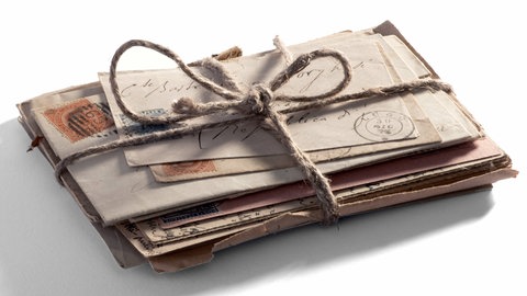 Liebesbriefe im Nachlass: Ein kleiner Stapel Briefe, der mit einer Schnur zusammengebunden ist