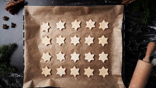 Backblech mit Backpapier und Plätzchen