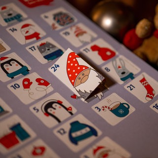 Die Verbraucherzentrale stellt fest: Auch Adventskalender mit kindlichem Design können Alkohol enthalten.