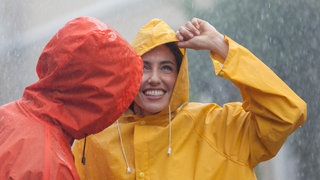 Mann und Frau im Regen