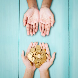 Hände mit Geld und ohne