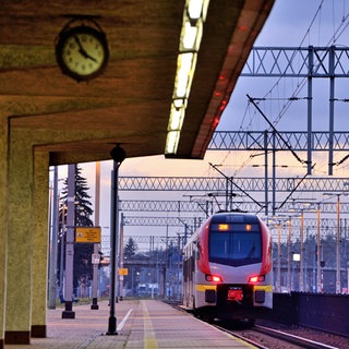 Zug fährt in den Bahnhof