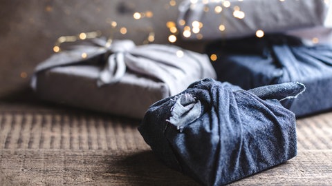 Geschenk inn Tüchern verpackt
