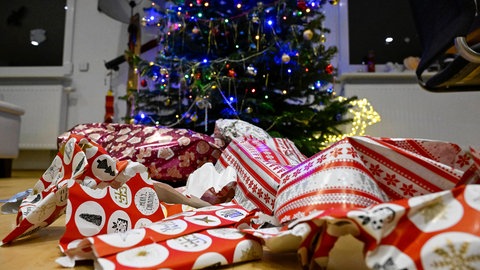Zerknülltes Geschenkpapier unterm Weihnachtsbaum