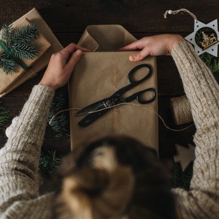 Frau verpackt Geschenke 