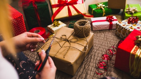 Geschenk wird verpackt