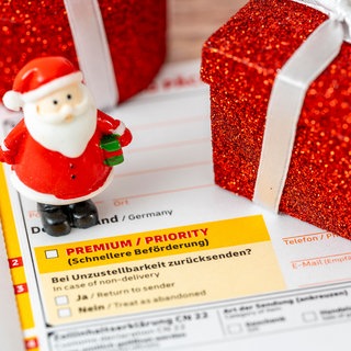 Leider kann nicht jedes Weihnachtsgeschenk persönlich übergeben werden. Diese Versandfristen müsst ihr beachten, wenn eure Pakete und Briefe noch rechtzeitig ankommen sollen.