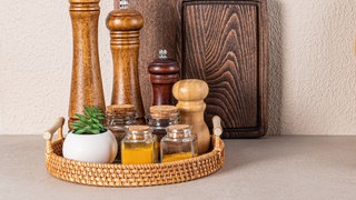 Gewürzmühlen und Gewürze auf einem Tablett