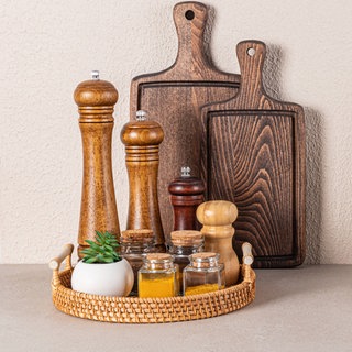 Gewürzmühlen und Gewürze auf einem Tablett