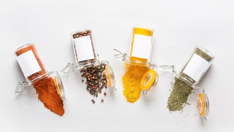Gewürze in Gefäßen