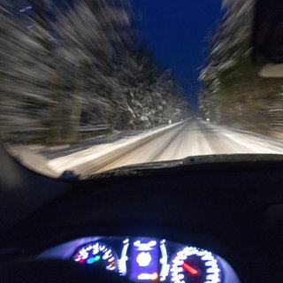 Sicher fahren auf glatten Straßen und bei Eis und Schnee