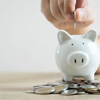 Geld wird in Spaschwein gesteckt