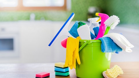 Putzmittel mit Putzeimer
