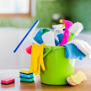 Putzmittel mit Putzeimer