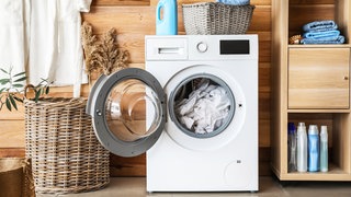 Waschmaschine mit Wäsche