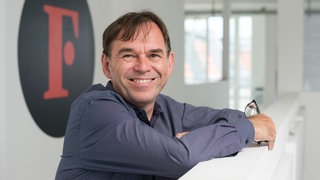 Wir haben mit Hermann-Josef Tenhagen von Finanztip darüber gesprochen, warum es sinnvoll ist Geld in Aktien, ETFs oder Fonds anzulegen – auch im Alter.