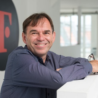 Wir haben mit Hermann-Josef Tenhagen von Finanztip darüber gesprochen, warum es sinnvoll ist Geld in Aktien, ETFs oder Fonds anzulegen – auch im Alter.