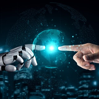 Roboterhand und Menschenhand berühren Weltkugel
