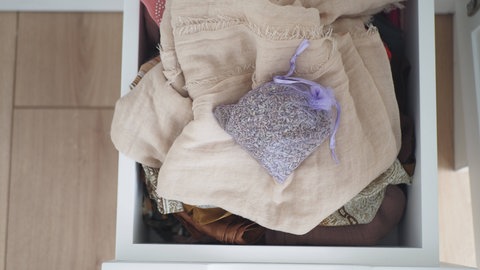 Lavendelsäckchen bei Kleidung