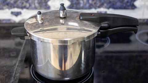 Schnellkochtopf auf dem Herd