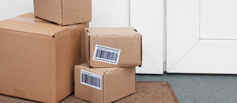 Pakete vor der Haustür: Trotz Abstellgenehmigung Pakete nicht auffindbar. Die Beschwerden über Paketbeförderung sind gestiegen.