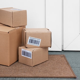 Pakete vor der Haustür: Trotz Abstellgenehmigung Pakete nicht auffindbar. Die Beschwerden über Paketbeförderung sind gestiegen.