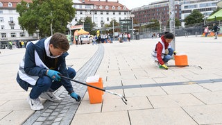 Freiwillige sammeln im Rahmen des "World Cleanup Days" in Stuttgart Müll.