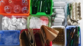 verschiedener Müll in Boxen