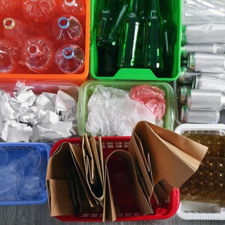 verschiedener Müll in Boxen