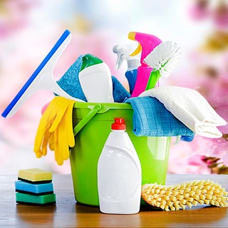 Eimer mit Putzutensilien